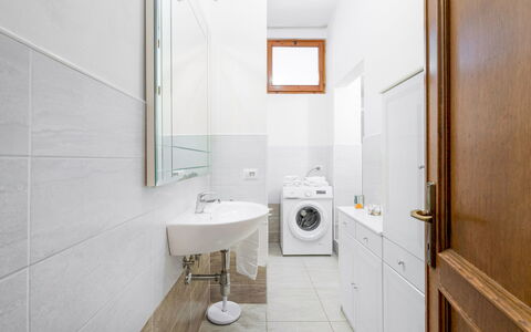 Cascine Apartment In Florence: Piso, Suelo, Diseño De Interiores, Techo, Arreglo De Tubería, Habitación, Casa, Baño, Loseta, Departamento