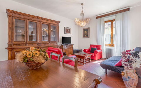 Cascine Apartment In Florence: Mueble, Diseño De Interiores, Piso, Madera, Suelo, Habitación, Techo, Casa, Encendiendo, Sala