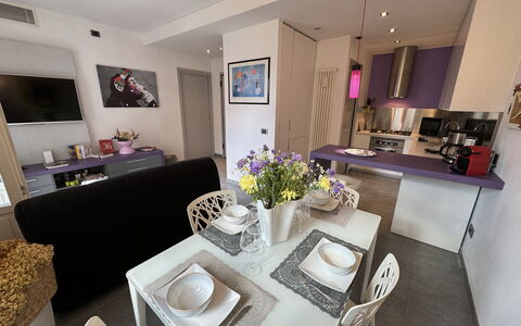 Galleria Degli Artisti: Mesa, Propiedad, Mueble, Planta, Decoración, Púrpura, Diseño De Interiores, Marco, Suelo