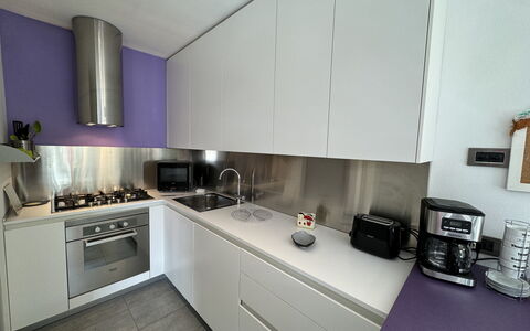 Galleria Degli Artisti: Mostrador, Gabinetes, Estufa De Cocina, Cocina, Aparato De Cocina, Estufa De Gas, Estufa, Piso, Electrodoméstico