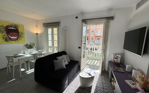 Galleria Degli Artisti: Mueble, Mesa, Propiedad, Marco, Sofá, Ventana, Encendiendo, Sala, Silla, Diseño De Interiores