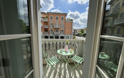 Galleria Degli Artisti: Cielo, Nube, Edificio, Tiempo De Día, Propiedad, Ventana, Sombra, Arquitectura, Diseño De Interiores