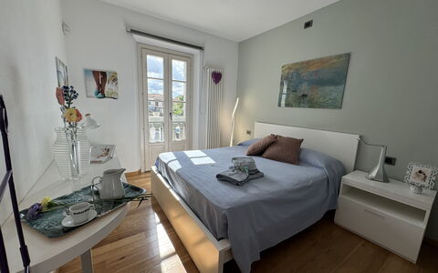 Galleria Degli Artisti: Mueble, Propiedad, Mesa, Marco, Comodidad, Ventana, Diseño De Interiores, Madera, Marco De La Cama, Edificio