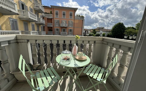 Galleria Degli Artisti: Nube, Tiempo De Día, Edificio, Mueble, Cielo, Silla, Ventana, Mesa, Mueble Para Exteriores, Diseño Urbano
