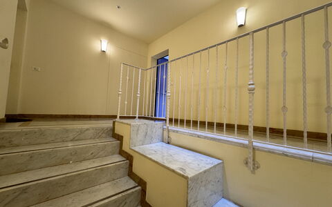 Galleria Degli Artisti: Propiedad, Madera, Diseño De Interiores, Edificio, Escalera, Piso, Suelo, Madera Dura, Casa, Techo