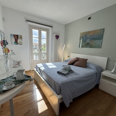 Galleria Degli Artisti: Mueble, Propiedad, Mesa, Marco, Comodidad, Ventana, Diseño De Interiores, Madera, Marco De La Cama, Edificio