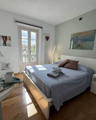 Galleria Degli Artisti: Mueble, Propiedad, Mesa, Marco, Comodidad, Ventana, Diseño De Interiores, Madera, Marco De La Cama, Edificio