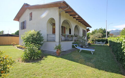 Casa Il Prato: Planta, Cielo, Propiedad, Edificio, Ventana, Árbol, El Terreno Del Lote, Puerta, Cabaña, Casa
