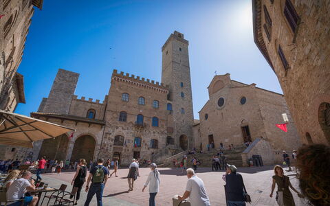 Casa Martina, Piazza Delle Erbe, San Gimignano: Edificio, Ciudad, By, Fachada, Arquitectura, Espacio Publico, Punto De Referencia, La Arquitectura Medieval, Plaza De La Ciudad