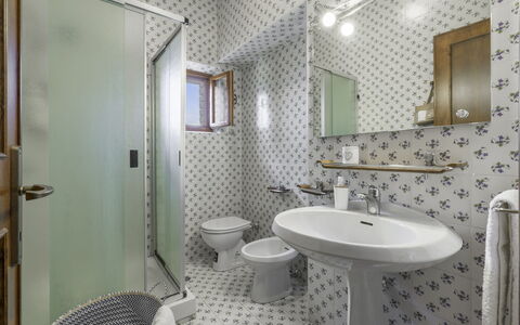 Casa Martina, Piazza Delle Erbe, San Gimignano: Piso, Diseño De Interiores, Suelo, Arreglo De Tubería, Baño, Techo, Plomería, Lavabo, Loseta, Lavabo Del Baño