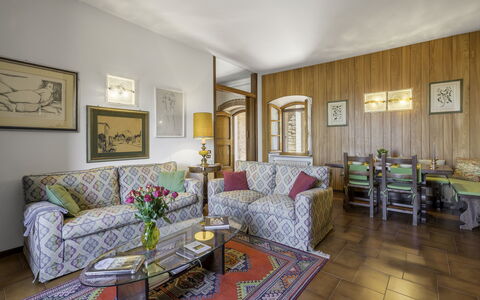 Casa Martina, Piazza Delle Erbe, San Gimignano: Mueble, Diseño De Interiores, Piso, Sofá, Suelo, Habitación, Techo, Mesa, Sala, Encendiendo