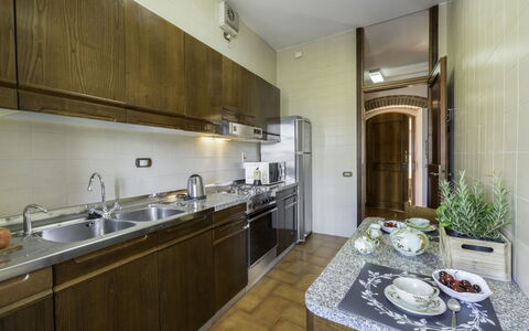 Casa Martina, Piazza Delle Erbe, San Gimignano: Cocina, Aparato De Cocina, Mostrador, Electrodoméstico, Piso, Diseño De Interiores, Gabinetes, Fregadero, Suelo, Electrodoméstico