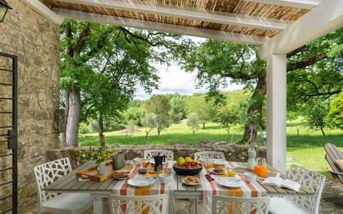 Villa Ida: Planta, Mesa, Mueble, Propiedad, Silla, Ventana, Sombra, Árbol, Encendiendo, Diseño De Interiores