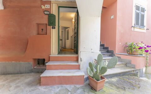 Emma House, Terrace and Sea View, Moneglia: Planta, Propiedad, Edificio, Maceta, Planta De Casa, Flor, Encendiendo, Arquitectura, Escalera, Diseño De Interiores