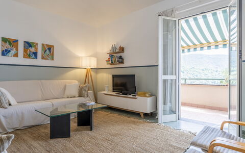 Emma House, Terrace and Sea View, Moneglia: Mueble, Marco, Propiedad, Azur, Persiana De La Ventana, Sofá, Comodidad, Diseño De Interiores, Madera