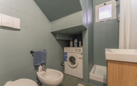 Emma House, Terrace and Sea View, Moneglia: Lavabo Del Baño, Propiedad, Arreglo De Tubería, Lavabo, Grifo, Baño, Púrpura, Asiento Del Baño, Baño, Diseño De Interiores