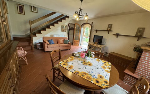 Pinocchio: Marco, Mueble, Mesa, Propiedad, Silla, Sofá, Encendiendo, Madera, Piso, Suelo