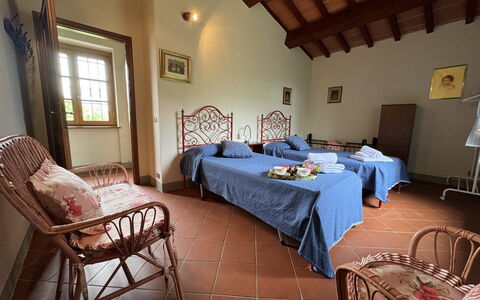 Pinocchio: Mueble, Mesa, Ventana, Edificio, Diseño De Interiores, Arquitectura, Madera, Decoración, Suelo, Bienes Raíces