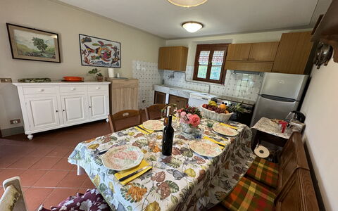 Pinocchio: Gabinetes, Propiedad, Mueble, Mostrador, Mesa, Cajón, Silla, Madera, Diseño De Interiores, Edificio