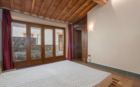 Casolare Torre With Pool And Ac: Pared, Piso, Madera, Suelo, Diseño De Interiores, Techo, Habitación, Habitación, Marrón, Cama