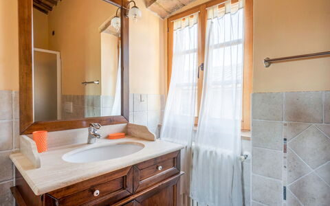 Le Fonti Apartments With Ac Near Siena: Lavabo Del Baño, Lavabo, Arreglo De Tubería, Baño, Piso, Diseño De Interiores, Suelo, Grifo, Mueble De Baño, Techo