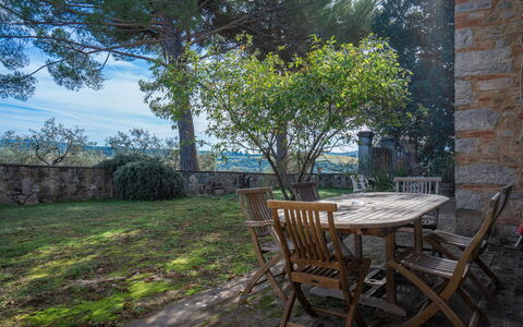 Le Fonti Apartments With Ac Near Siena: Mueble, Mueble Para Exteriores, Silla, Sombra, Jardín, Luz De Sol, Mesa Al Aire Libre, Paisajismo, Patio Interior, Yarda