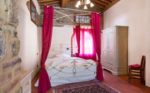 Le Fonti Apartments With Ac Near Siena: Mueble, Propiedad, Púrpura, Comodidad, Decoración, Madera, Textil, Marco De La Cama, Cama, Diseño De Interiores