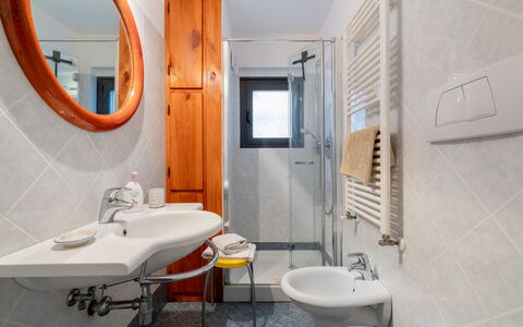 Chianti Hills Apartment, Pool, Ac: Espejo, Grifo, Lavabo, Arreglo De Tubería, Propiedad, Lavabo Del Baño, Baño, Púrpura, Diseño De Interiores, Arquitectura