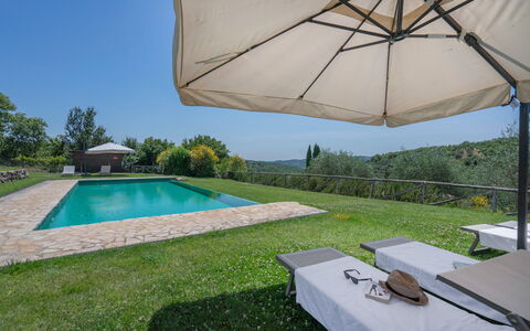 Chiara House In Galenda, Chianti, Pool And Nature: Planta, Agua, Propiedad, Edificio, Paraguas, Azur, Sombra, Arquitectura, Mueble Para Exteriores, Diseño De Interiores