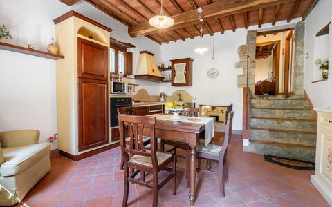 Chiara House In Galenda, Chianti, Pool And Nature: Mesa, Mueble, Edificio, Madera, Diseño De Interiores, Arquitectura, Sala, Suelo, Piso, Manchas De Madera