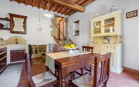 Chiara House In Galenda, Chianti, Pool And Nature: Mesa, Mueble, Marco, Gabinetes, Madera, Silla, Diseño De Interiores, Suelo, Sala, Cocina