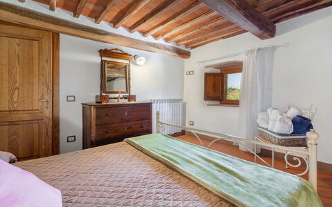 Chiara House In Galenda, Chianti, Pool And Nature: Edificio, Mueble, Gabinetes, Ventana, Comodidad, Madera, Cajón, Diseño De Interiores, Casa, Piso