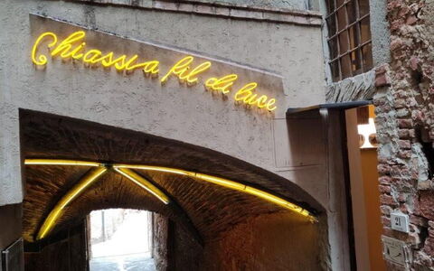 Bocelli: Arquitectura, Amarillo, Pared, Edificio, Fachada, Fuente, Ladrillo, Enladrillado, Ciudad