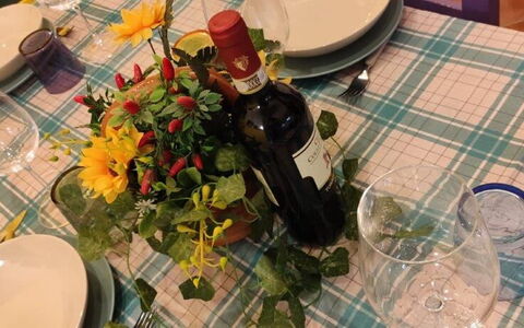 Bocelli: Flor, Vajilla, Mesa, Planta, Botella, Drinkware, Pétalo, Manteles, Florero, Vino