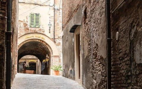 Bocelli: Ventana, Superficie De La Carretera, Piso, Callejón, La Carretera, Ciudad, Fachada, Edificio, Guijarro