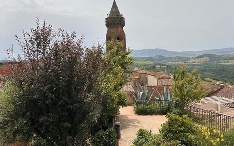 Bocelli: Cielo, Planta, Edificio, Nube, Árbol, Paisaje, Ciudad, Techo, Fachada, Arbusto