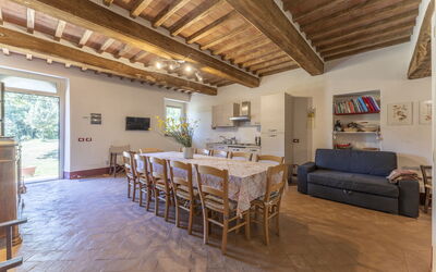 Le Casaline Di Sopra, Massa Marittima: Mesa, Mueble, Propiedad, Sofá, Planta De Casa, Madera, Ventana, Diseño De Interiores, Piso, Suelo