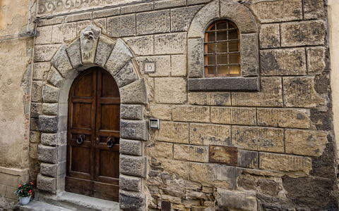 Rose's Palace: Propiedad, Ventana, Madera, Puerta, Enladrillado, Arquitectura, Edificio, Ladrillo, Fachada