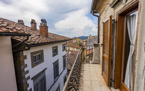 Rose's Palace: Cielo, Nube, Ventana, Edificio, Azur, Madera, Superficie De La Carretera, Piso, Barrio Residencial