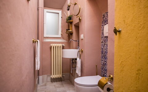 Rose's Palace: Propiedad, Edificio, Arreglo De Tubería, Madera, Púrpura, Lavabo Del Baño, Asiento Del Baño, Baño, Lavabo, Baño