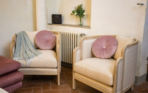 Rose's Palace: Mueble, Planta, Propiedad, Edificio, Comodidad, Madera, Diseño De Interiores, Planta De Casa, Maceta, Marco