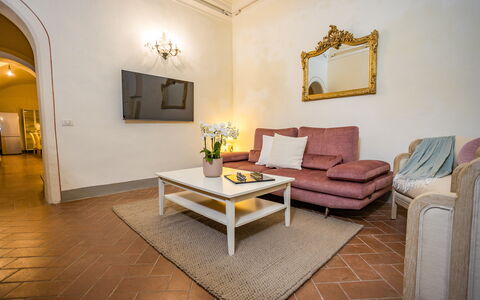 Rose's Palace: Sofá, Mueble, Propiedad, Mesa, Marco, Madera, Edificio, Comodidad, Sala, Diseño De Interiores