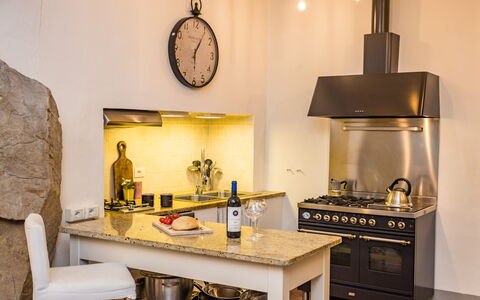 Rose's Palace: Propiedad, Gabinetes, Mostrador, Madera, Aparato De Cocina, Cocina, Encendiendo, Estufa De Cocina, Diseño De Interiores, Electrodoméstico