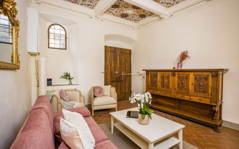 Rose's Palace: Mueble, Propiedad, Planta, Marco, Edificio, Mesa, Comodidad, Ventana, Diseño De Interiores, Planta De Casa