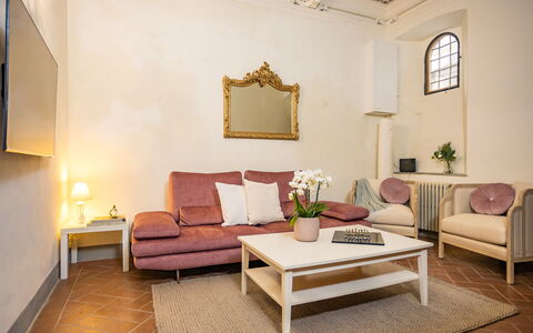 Rose's Palace: Mueble, Mesa, Planta, Edificio, Comodidad, Madera, Sofá, Diseño De Interiores, Marco, Encendiendo