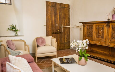 Rose's Palace: Mesa, Planta, Mueble, Edificio, Propiedad, Flor, Planta De Casa, Sofá, Comodidad, Diseño De Interiores