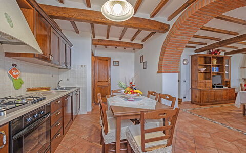 La Montana: Mesa, Mueble, Propiedad, Gabinetes, Silla, Madera, Naranja, Diseño De Interiores, Arquitectura, Cocina