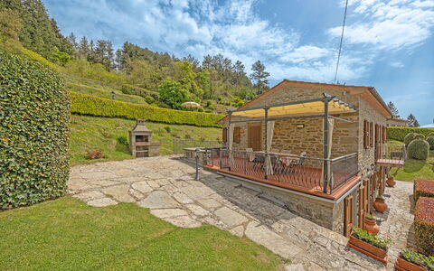 La Montana: Nube, Planta, Cielo, Edificio, Madera, El Terreno Del Lote, Árbol, Pendiente, Paisaje Natural, Casa