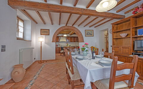 La Montana: Mesa, Mueble, Propiedad, Ventana, Silla, Madera, Diseño De Interiores, Encendiendo, Manteles, Suelo