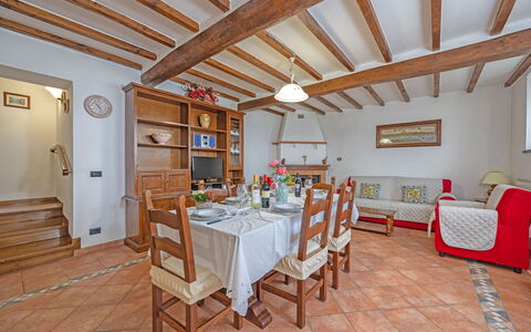 La Montana: Mueble, Mesa, Propiedad, Marco, Madera, Puerta, Silla, Diseño De Interiores, Suelo, Gabinetes